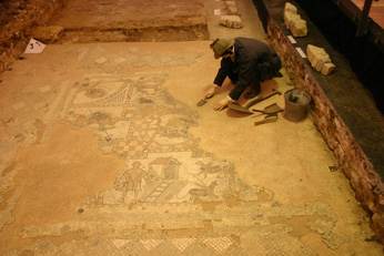 Brading mosaic, © mark hogan, <a href='https://commons.wikimedia.org/wiki/File:Brading_mosaic.jpg'target='_new'>Wikimedia Commons</a>